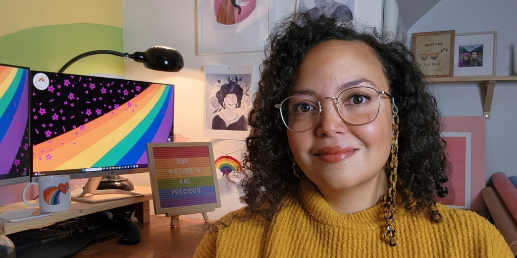 Heather Hansler, créatrice et exploitante de Little Rainbow Paper Company, assise devant son poste de travail, souriant joyeusement.